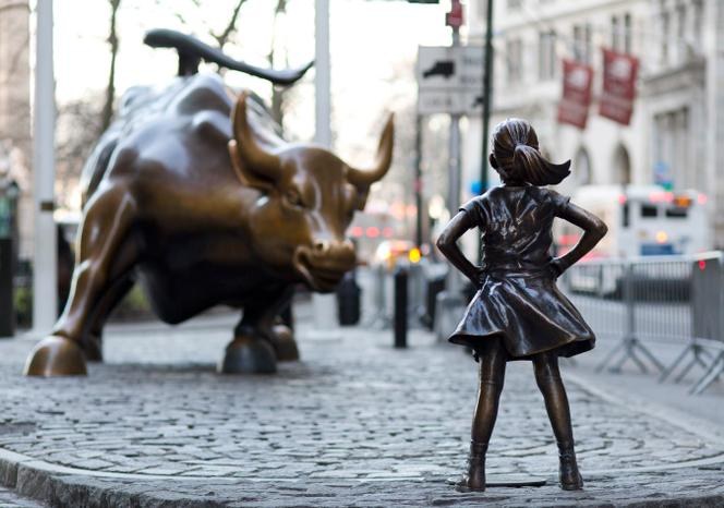 La statue Fearless Girl face au Charging Bull, Wall Street, New York