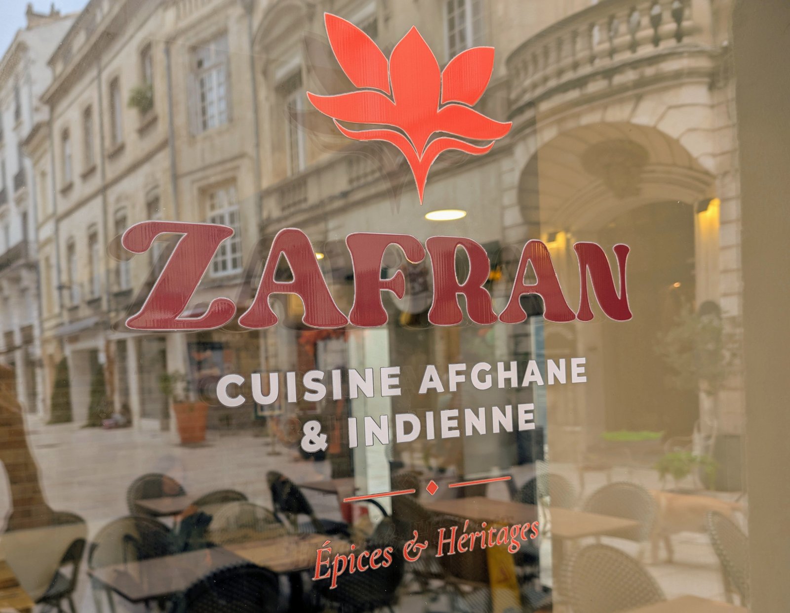 Vitrophanie Zafran sur la vitrine du restaurant