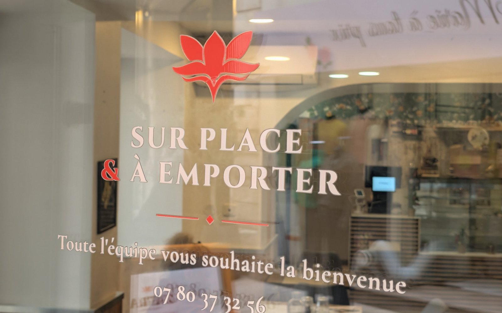 Vitrophanie de la porte d'entrée : fleur de safran, Sur place et à emporter, message d'accueil