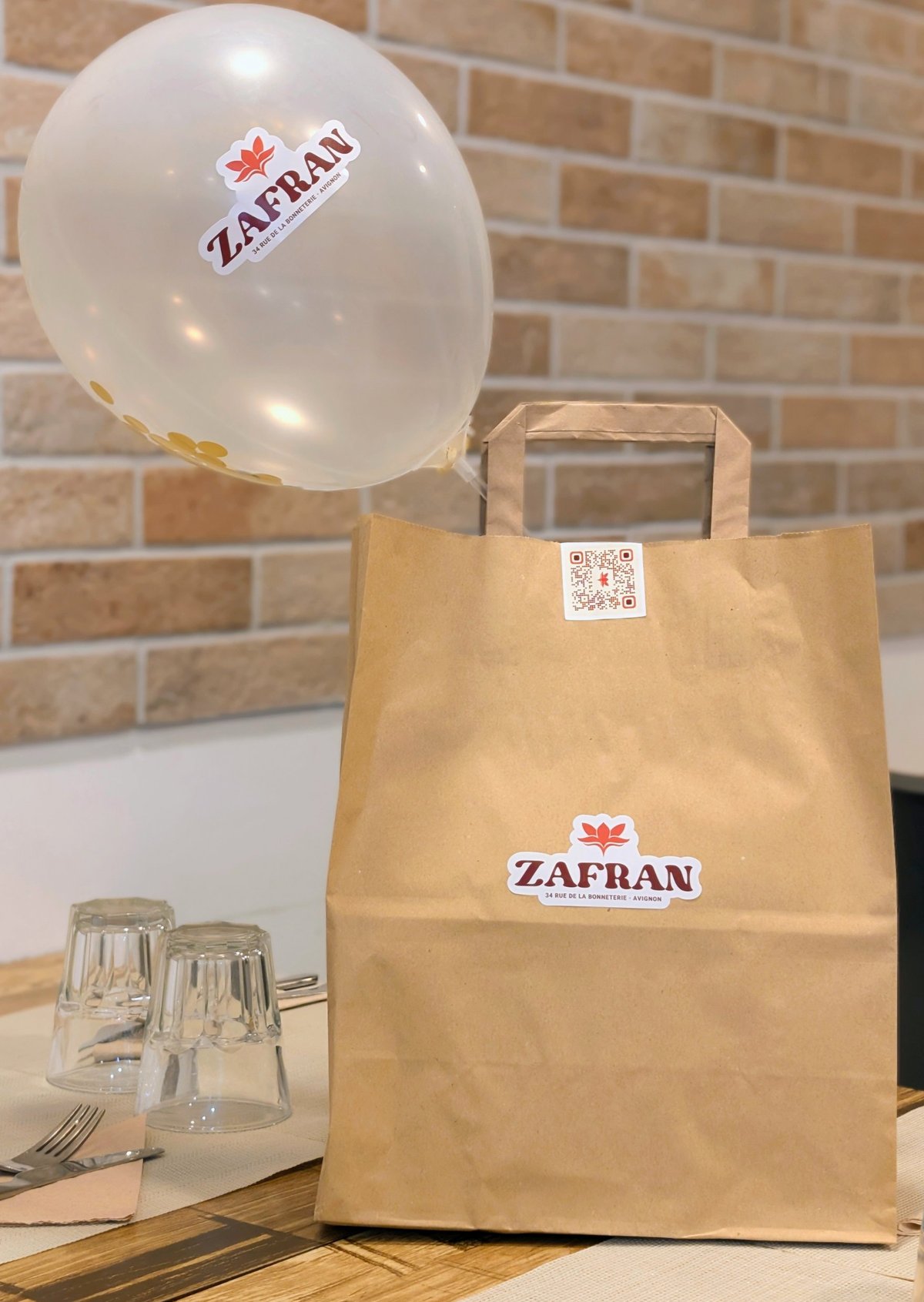 Sac kraft Zafran fermé par un sticker QR code, ballon au logo du restaurant